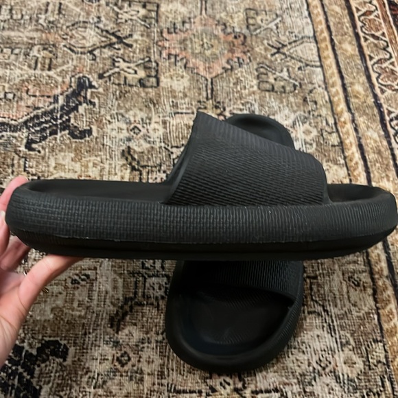 Black slide slippers - Picture 2 of 3